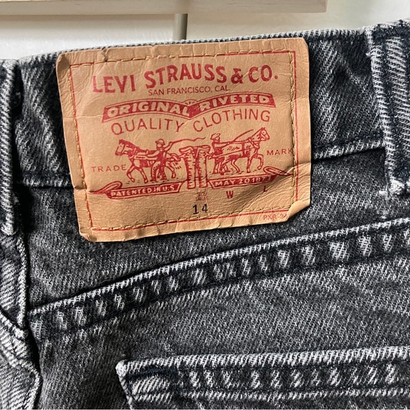 Vintage Levi's Black Faded Bermuda Long Walking Denim Festival Shorts - Picture 4 of 7
